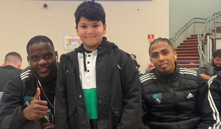 kocaelisporlu-futbolculara-havalimaninda-sevgi-seli-20260126-190030