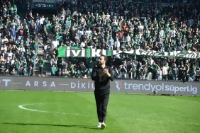 kocaelispor-taraftarindan-selcuk-hoca-ya-pankart-20260215-212824