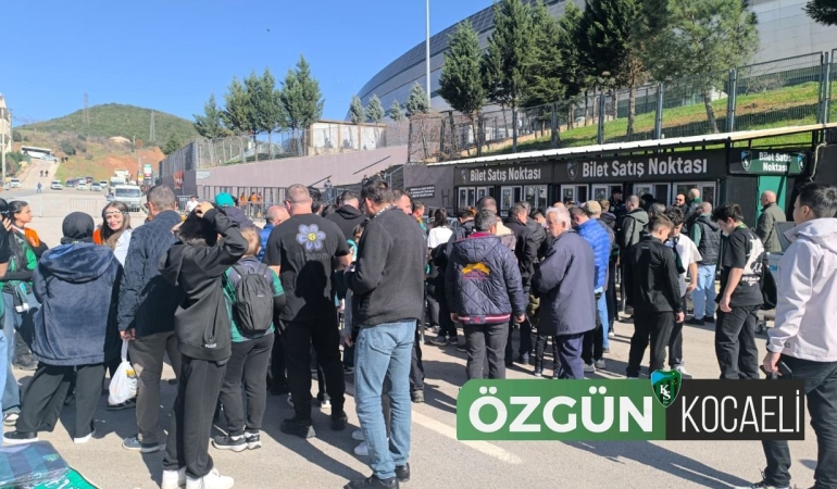 mac-saati-yaklasti-stadyum-onunde-bekleyis-20260216-012820