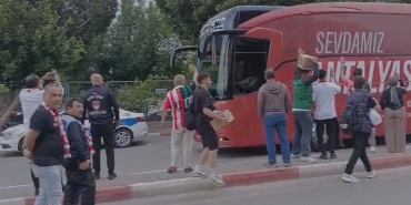 Antalyaspor-Kafilesine-Her-Iki-Takim-Taraftarindan-Alkisli-Selam-featured