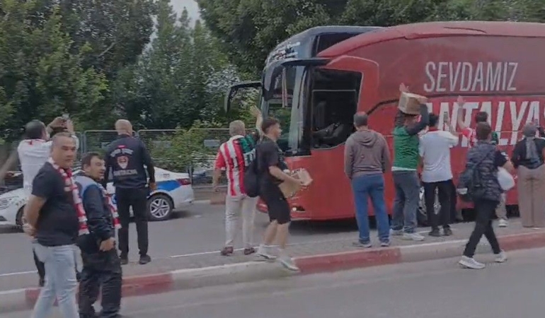 Antalyaspor-Kafilesine-Her-Iki-Takim-Taraftarindan-Alkisli-Selam-featured